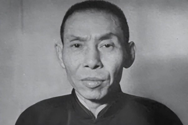聚点股 1941年，杜月笙被绑架，绑匪索要40万赎金，杜月笙笑说：给你90万